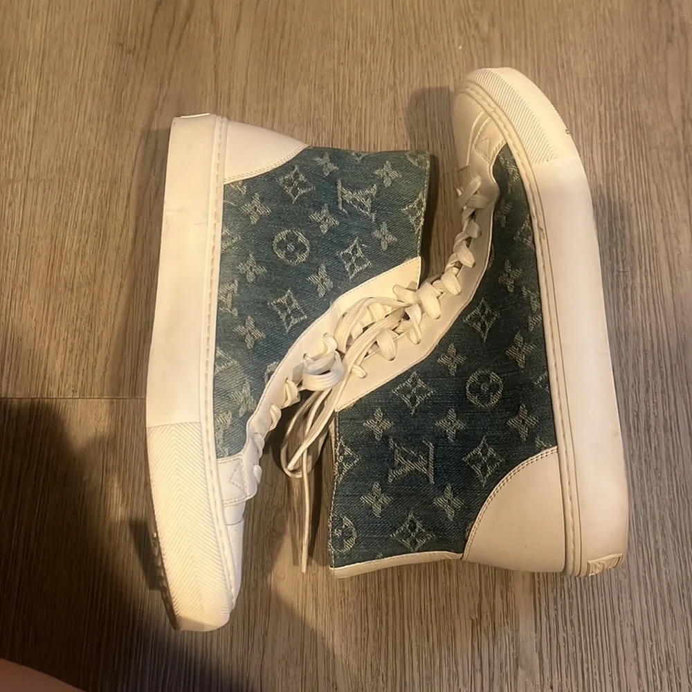 Like new LOUIS VUITTON LV Monogram Sneakers